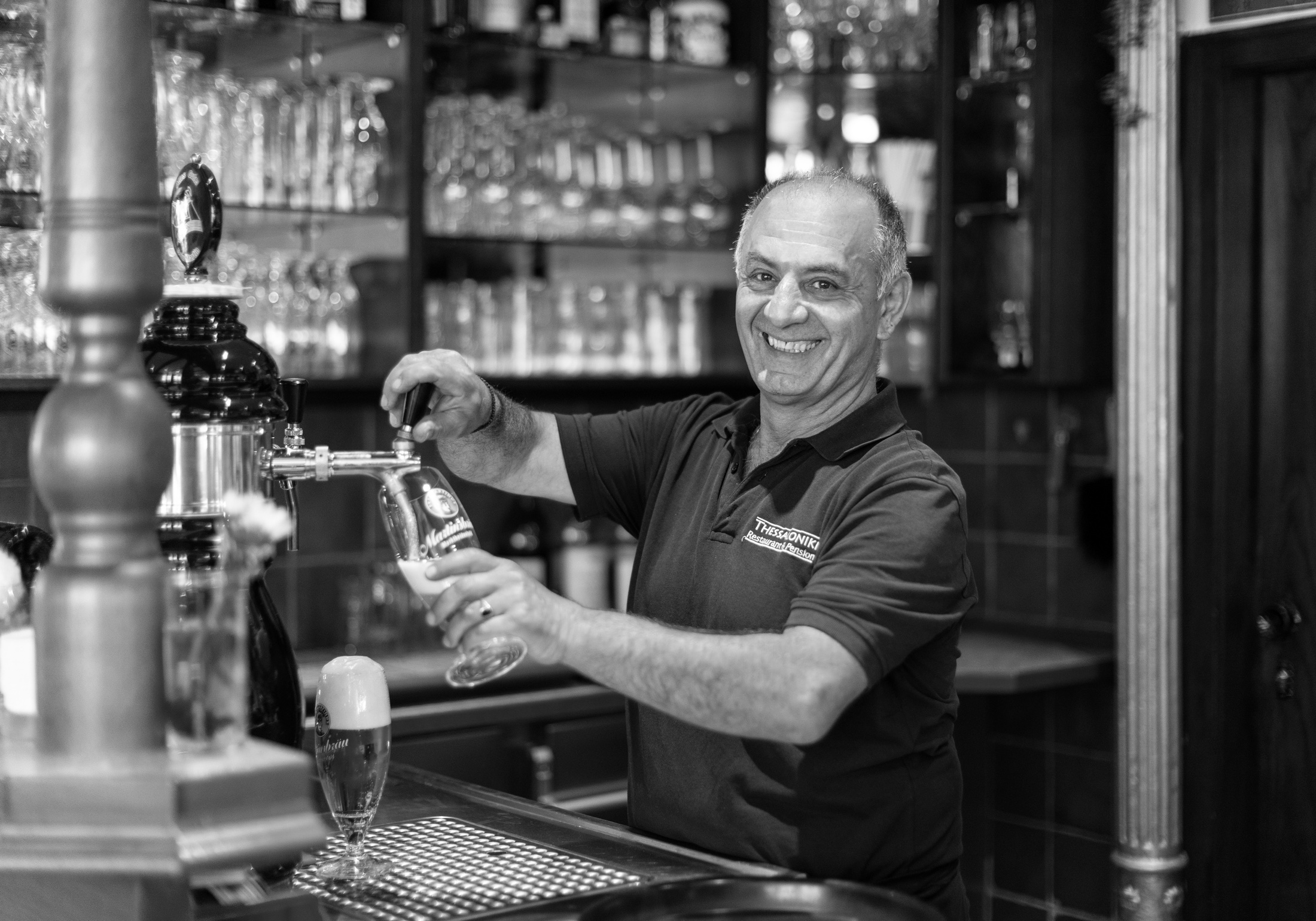 Savvas Apostolidis an der Theke des Restaurant Thessaloniki
