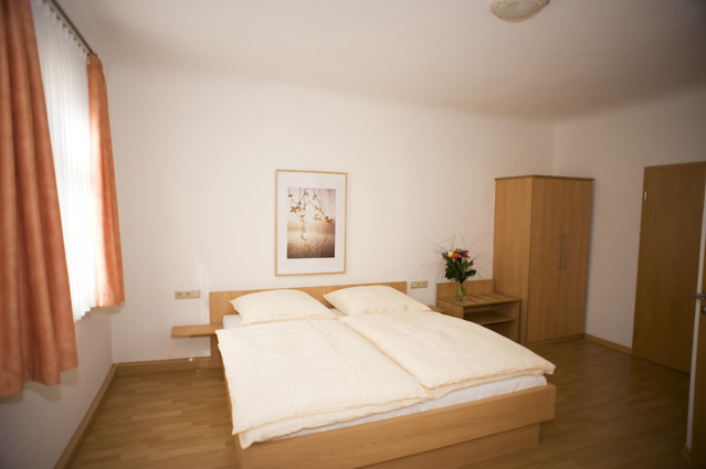 Helles Doppelzimmer mit Doppelbett